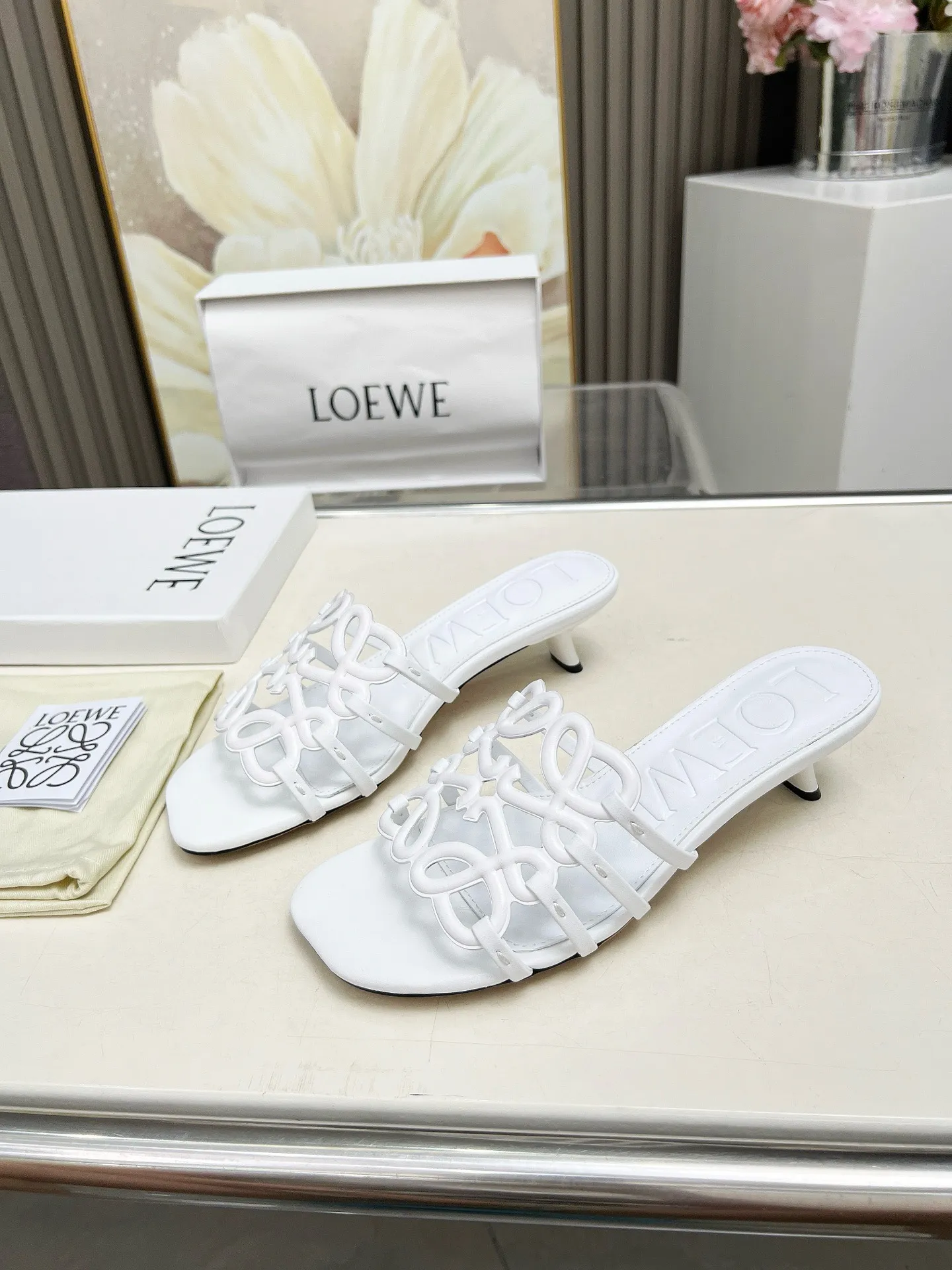 👟👟Ex-factory price 500👟👟 LOEWE 2025 SS summer limited edition hollow slippers, it is a very comprehensive noble fashion brand, highly recommended to all little fairies.   1⃣️Material: Imported cowhide 2⃣️Inner lining: Imported Italian lambskin, super soft and delicate 3⃣️Outsole: Imported Italian original original color genuine leather outsole Heel height 4.5 4⃣️Code number: 35 to 39 (40.41.42.43. Customized)